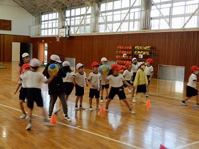 １年生 体育 ボール投げゲーム 磐田市立磐田西小学校
