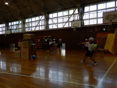 １年生 体育 ボール投げゲーム 磐田市立磐田西小学校